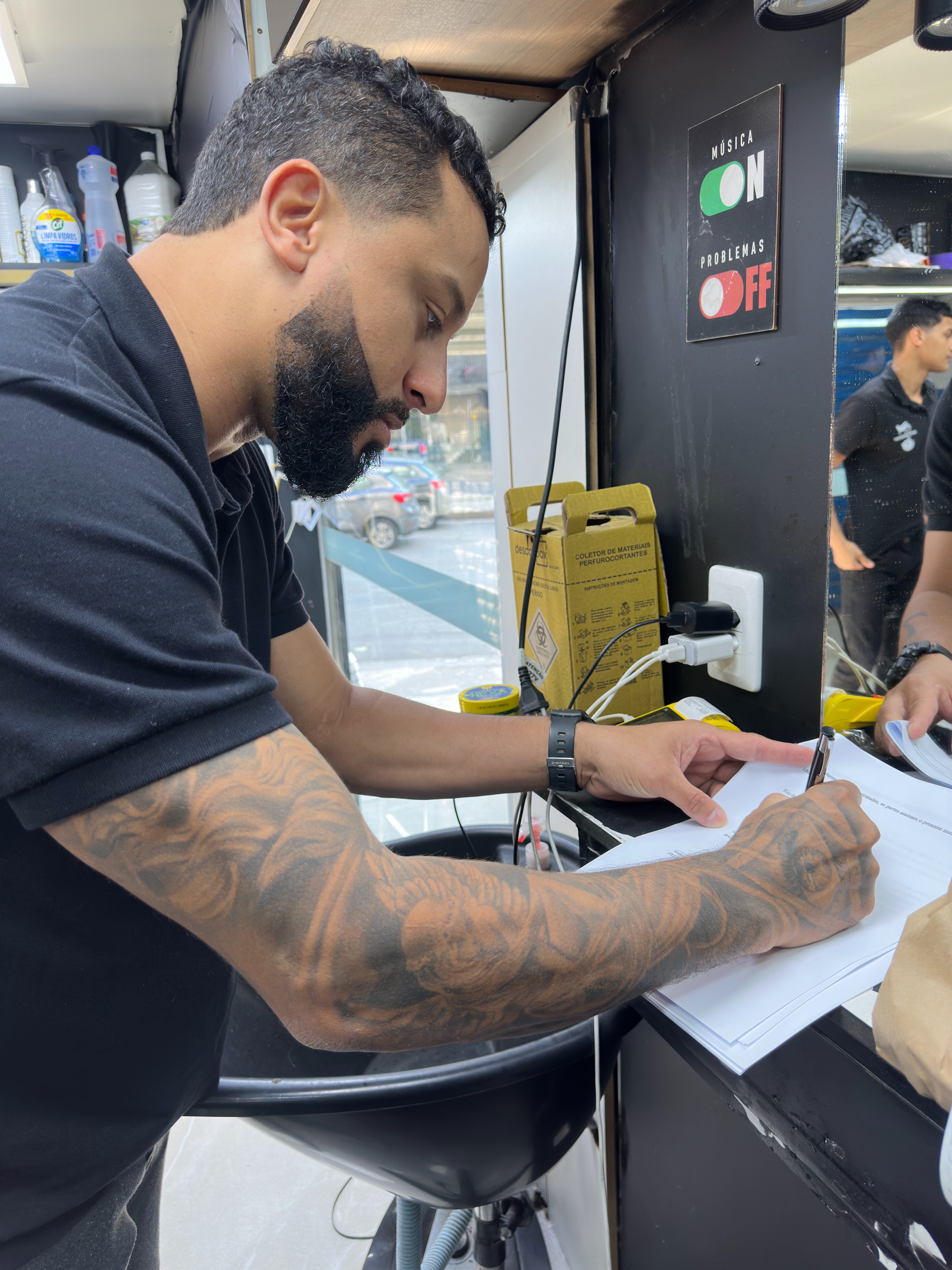 Registro publicado pela Tudo Aqui na Seven Barber, durante a formalização da parceria
